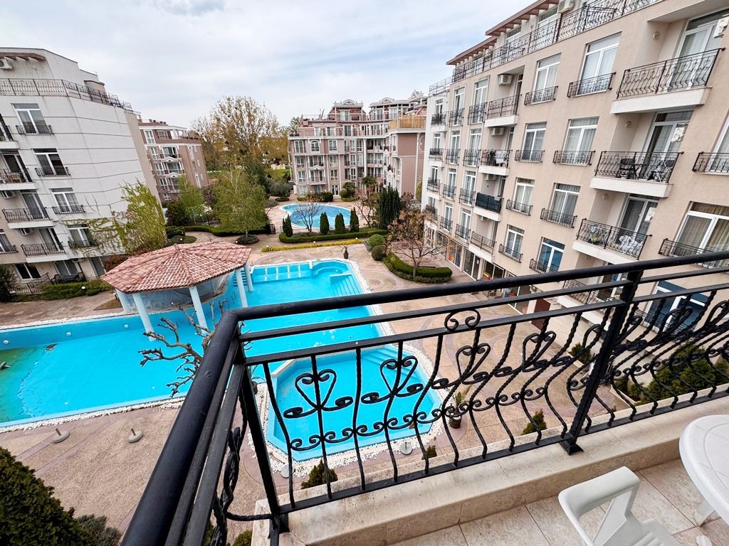 One-bedroom apartment with pool view in a prestigious complex in Sunny Beach