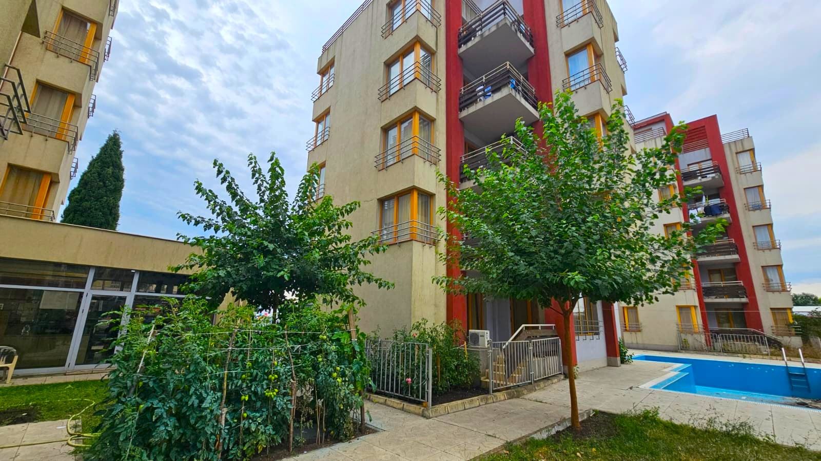 Two-Bedroom Apartment with No Maintenance Fee, Right Next to a Supermarket