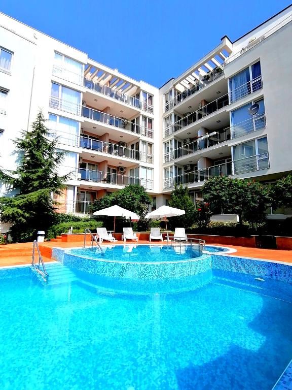 Spacious studio with pool view in a quiet complex in Sveti Vlas – comfort and coziness by the sea