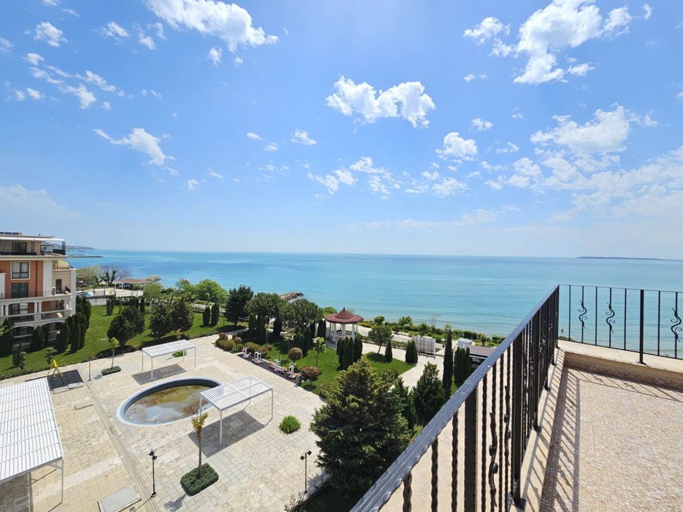 Sveti Vlas – three-bedroom apartment with direct panoramic sea view in a first-line complex
