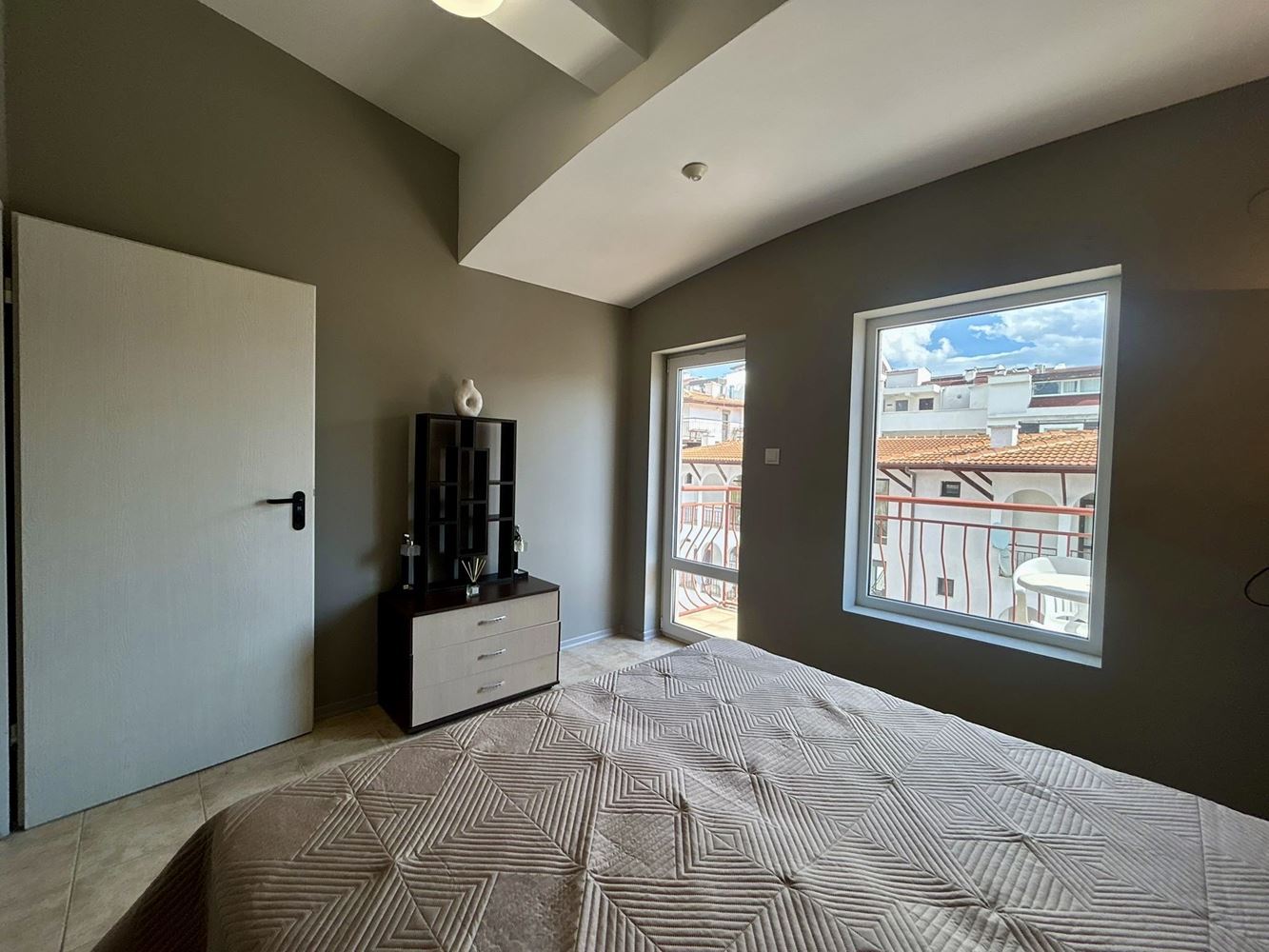 Spacious two-bedroom apartment in Sveti Vlas surrounded by greenery