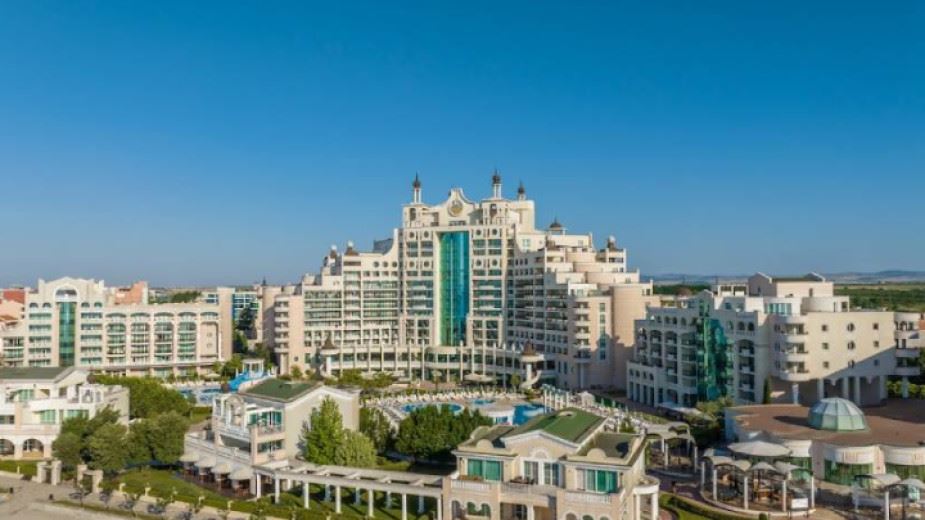Attractive One-Bedroom Apartment on the First Line by the Sea in Pomorie – Comfort, Swimming Pools and Spa Facilities