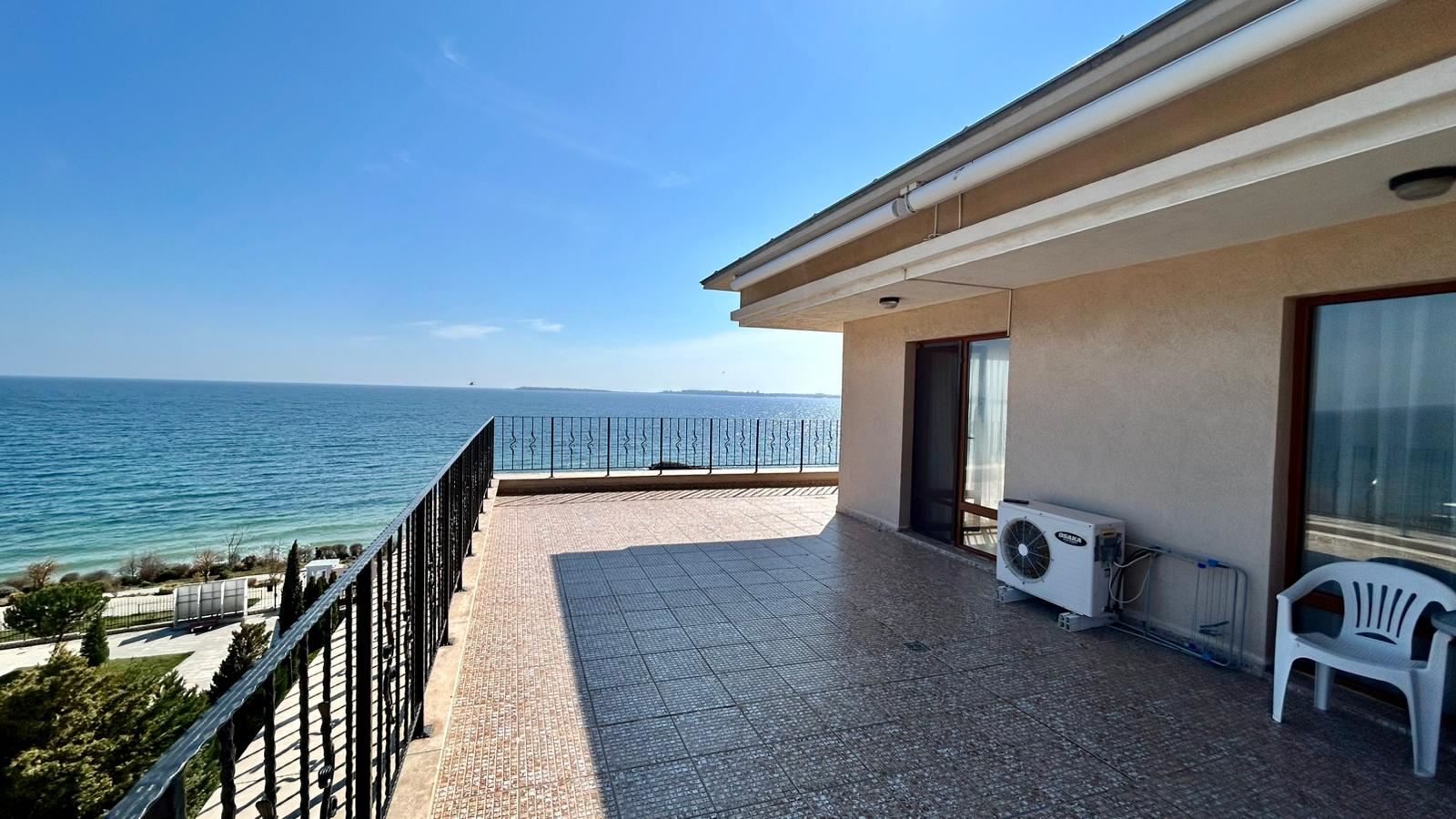 Sveti Vlas – three-bedroom apartment with direct panoramic sea view in a first-line complex