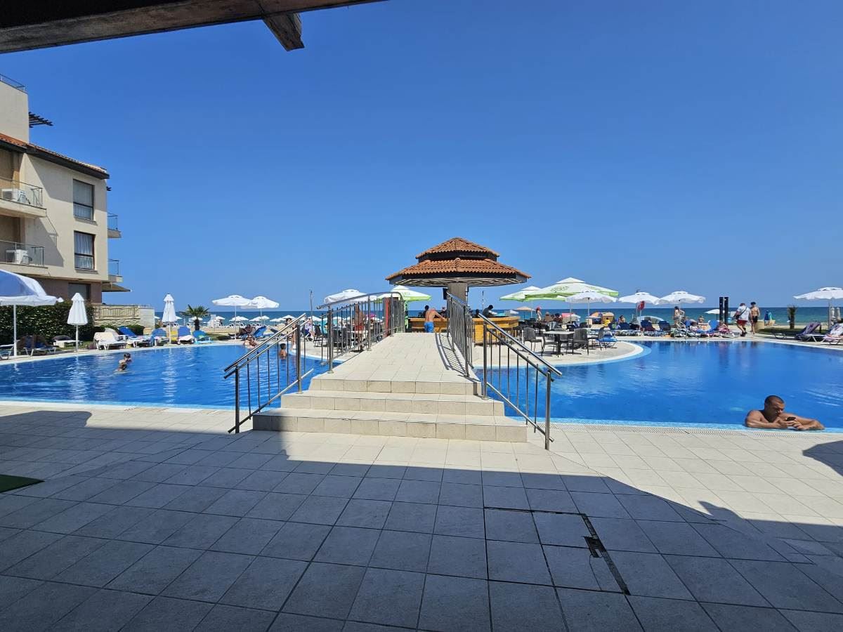Luxury three-bedroom apartment on the beachfront in Obzor – panoramic sea and mountain views