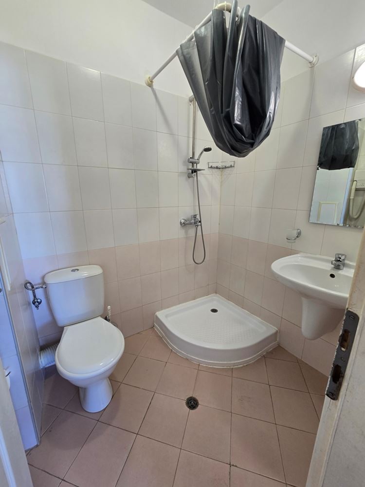 Spacious three room apartment with an excellent location and close proximity to the sea