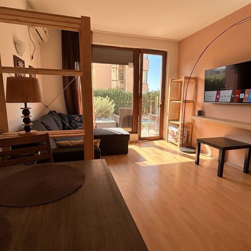 Sunny studio with direct access to the pool – top location in Sveti Vlas, 3–4 minutes from the beach