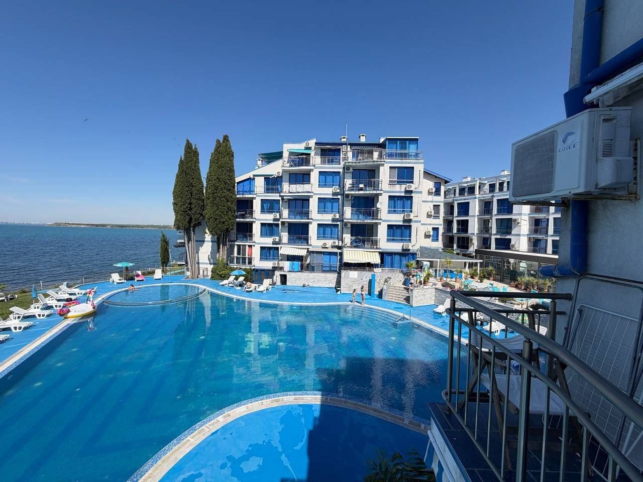 One-Bedroom Apartment on the First Sea Line in Pomorie – Panoramic Views of the Sea and Swimming Pool