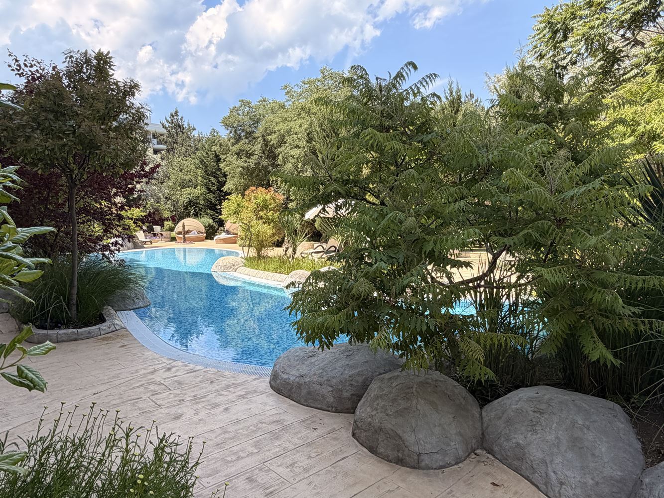 One-Bedroom Apartment with a View of the Park and Swimming Pool in a Prestigious Complex in Sunny Beach