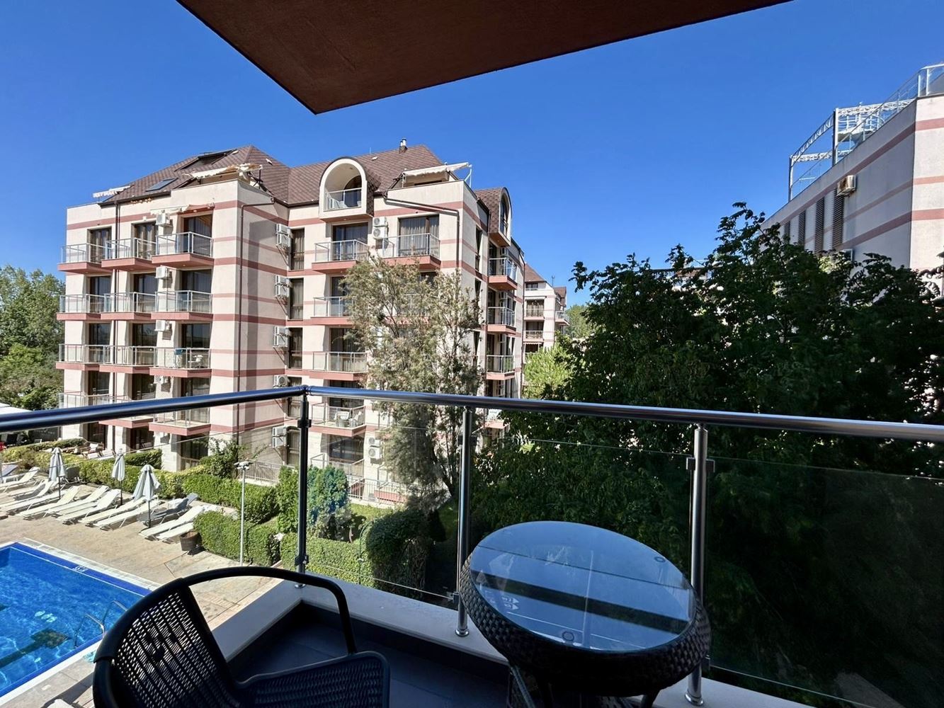 Cozy one-bedroom apartment with pool and green area view in a great complex in Sunny Beach