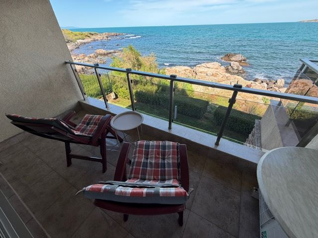 Spacious Apartment with 2 Bedrooms on the First Sea Line with Frontal Panoramic Sea View
