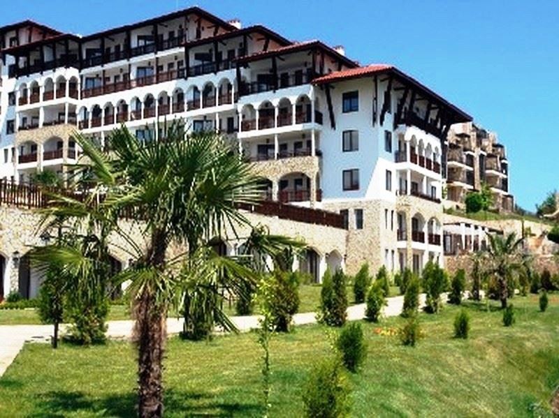 Luxury on the first line – stylish apartment with veranda, private garden, and sea view in Sveti Vlas