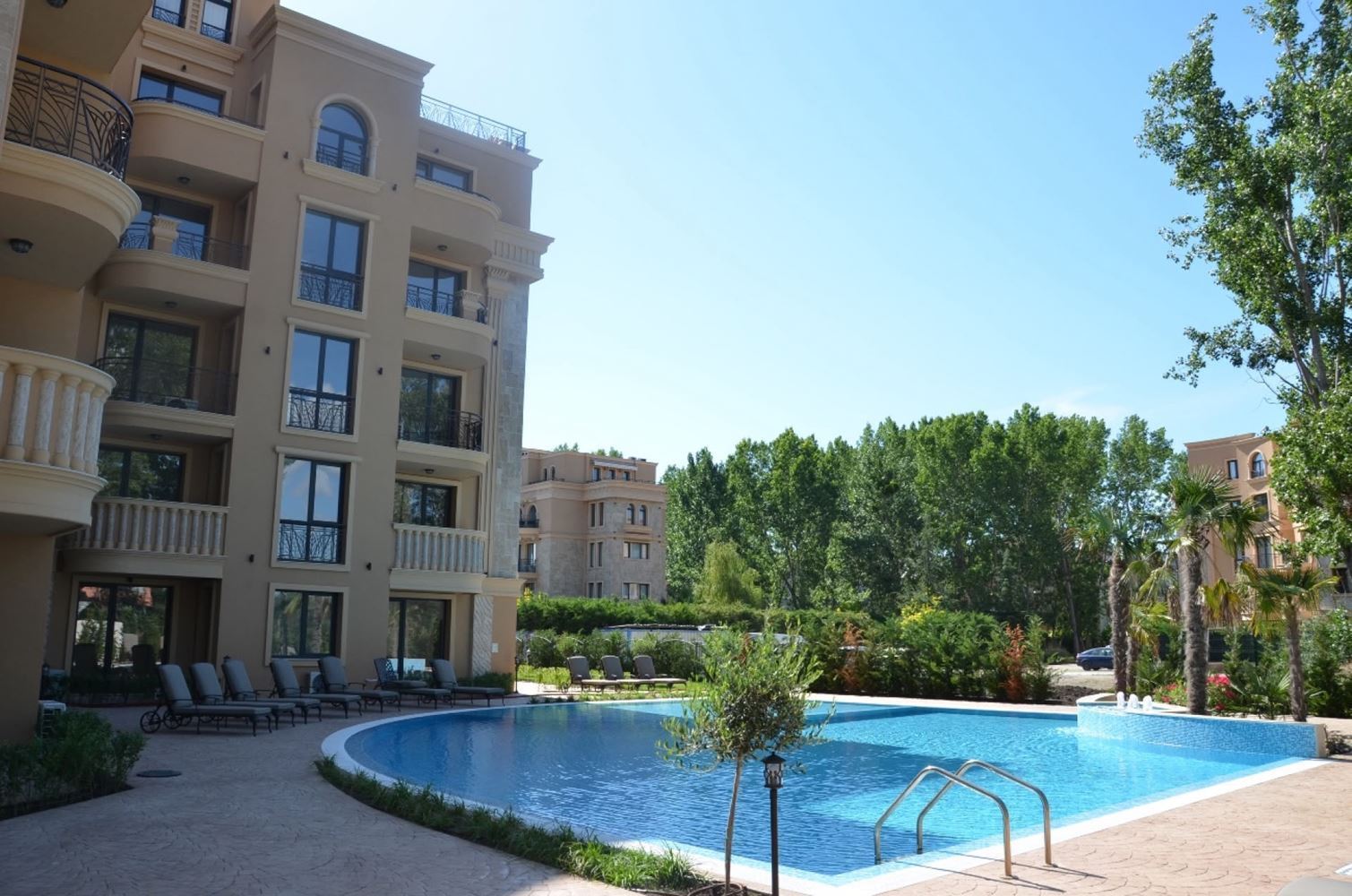 Three-room Apartment with a Large Panoramic Terrace in a Stylish Complex in Sunny Beach