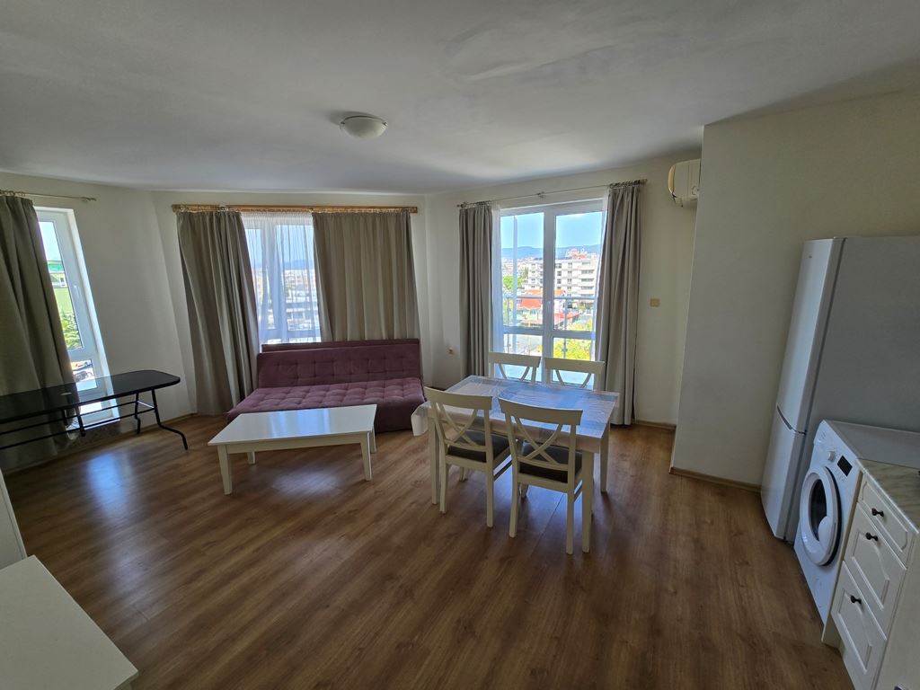 Spacious three room apartment with an excellent location and close proximity to the sea