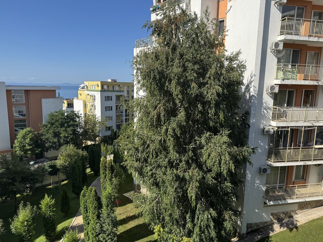 Spacious studio in Sveti Vlas with beautiful pool view – excellent investment by the sea