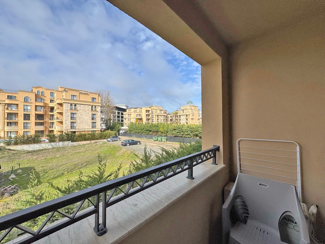 Bright studio in a luxury complex – perfect comfort by the pool