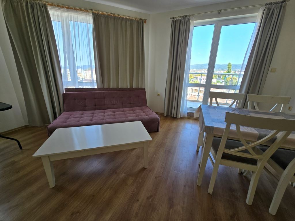 Spacious three room apartment with an excellent location and close proximity to the sea