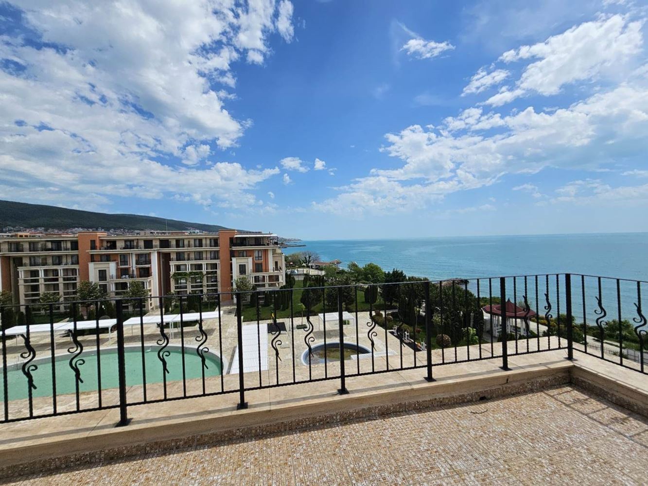 Sveti Vlas – three-bedroom apartment with direct panoramic sea view in a first-line complex