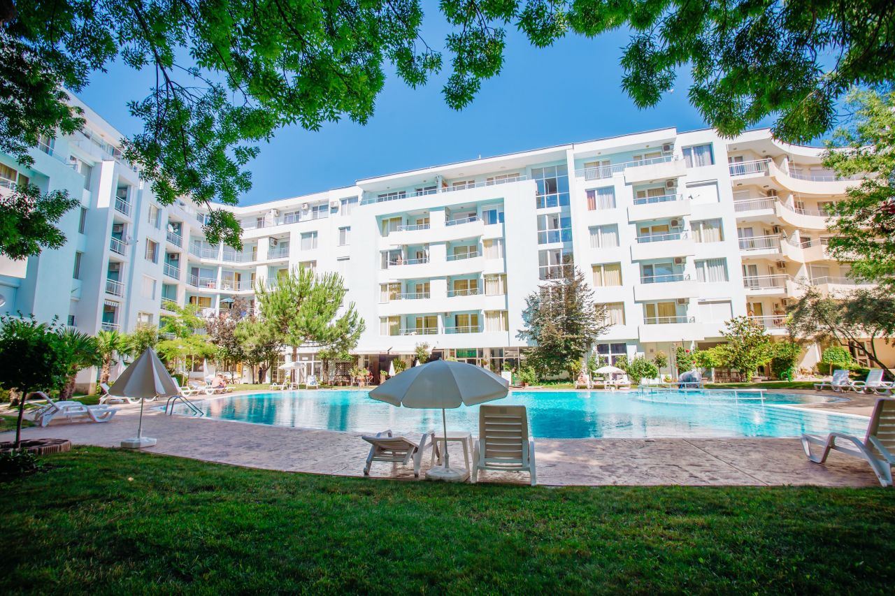 Only 100 meters from the sea! Spacious one-bedroom apartment overlooking the pool in one of the most sought-after complexes in Sunny Beach