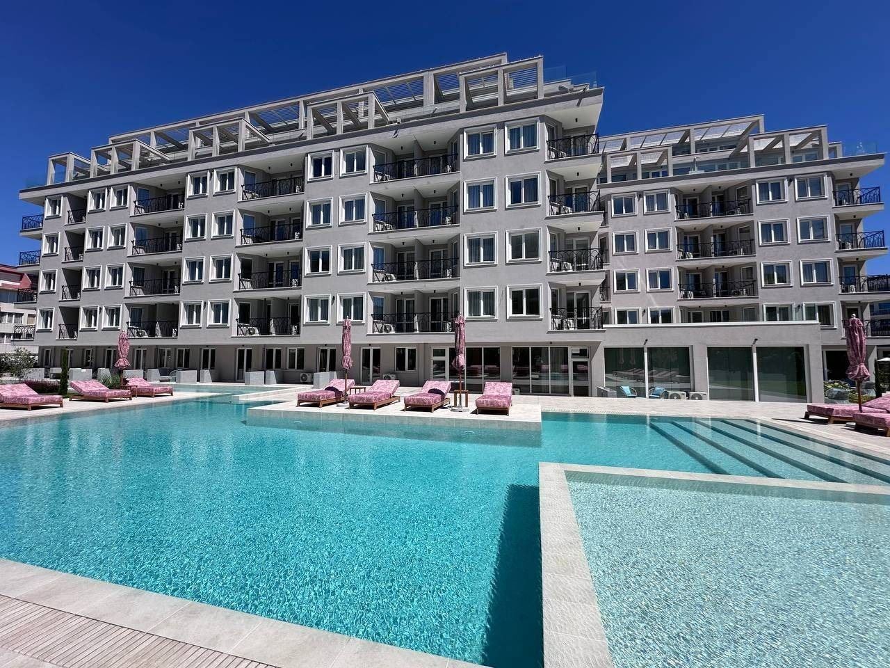 Sunny Beach – new two-bedroom apartment with large terrace and pool view
