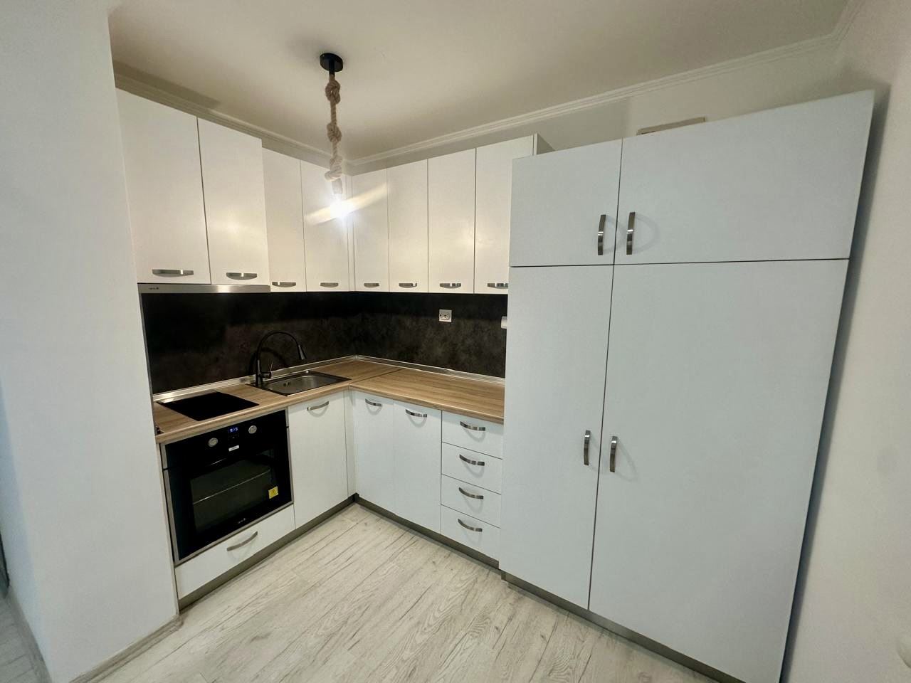 Spacious ground-floor studio with terrace and potential for a one-bedroom apartment – only 300 m from the sea