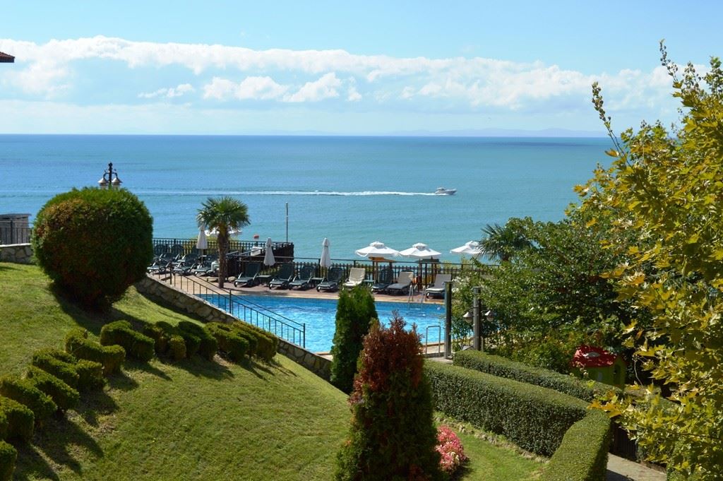 Luxury on the first line – stylish apartment with veranda, private garden, and sea view in Sveti Vlas