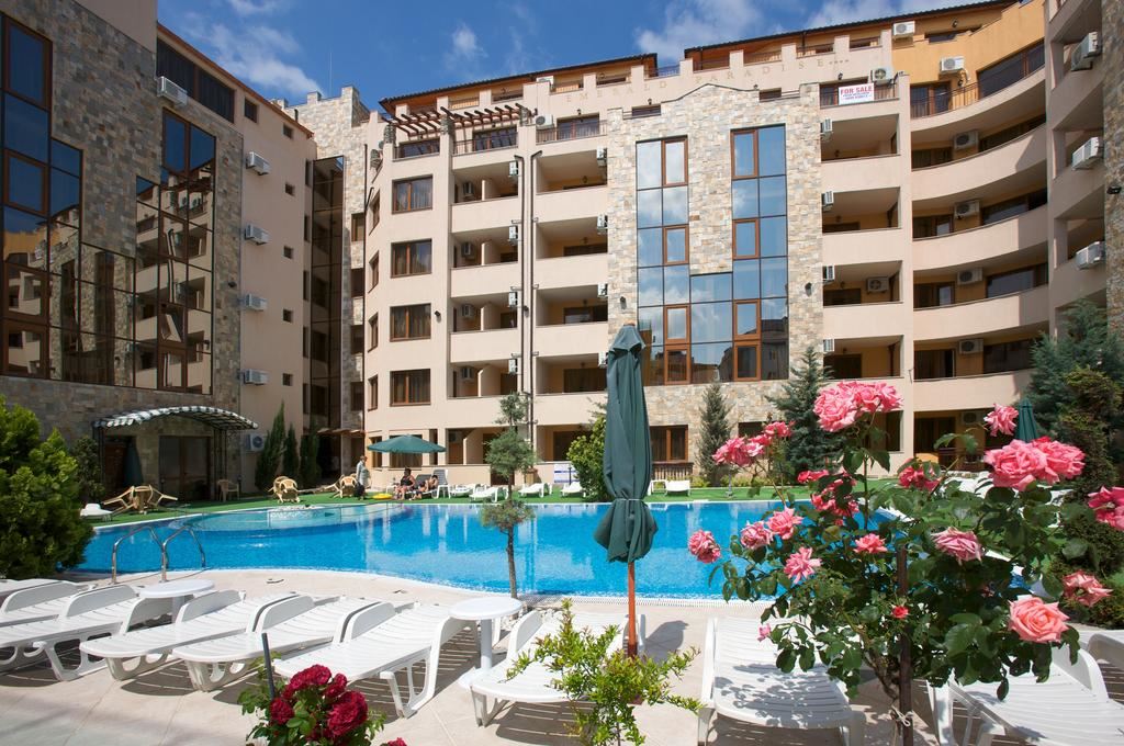 Three-room apartment with luxury renovation in Sunny Beach – pool view and installment payment option