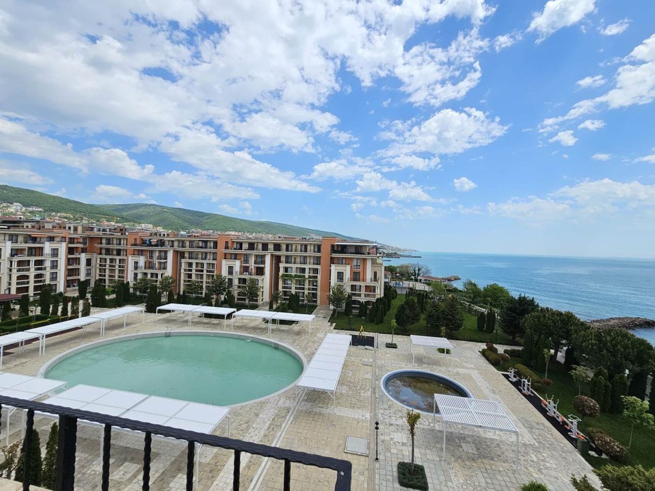 Sveti Vlas – three-bedroom apartment with direct panoramic sea view in a first-line complex