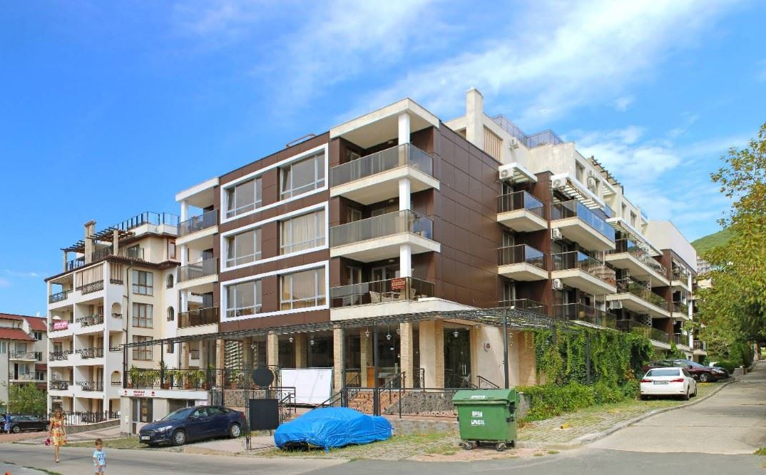 Spacious two-bedroom apartment with parking space only 200 meters from the sea in Sveti Vlas