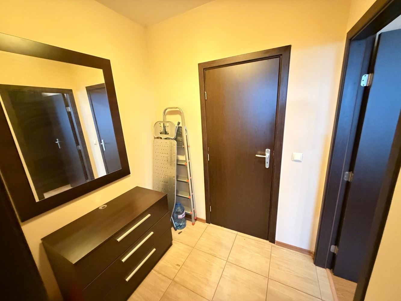 Spacious three-room apartment in Nessebar – fully furnished, in a quiet and fast-developing area near the sea