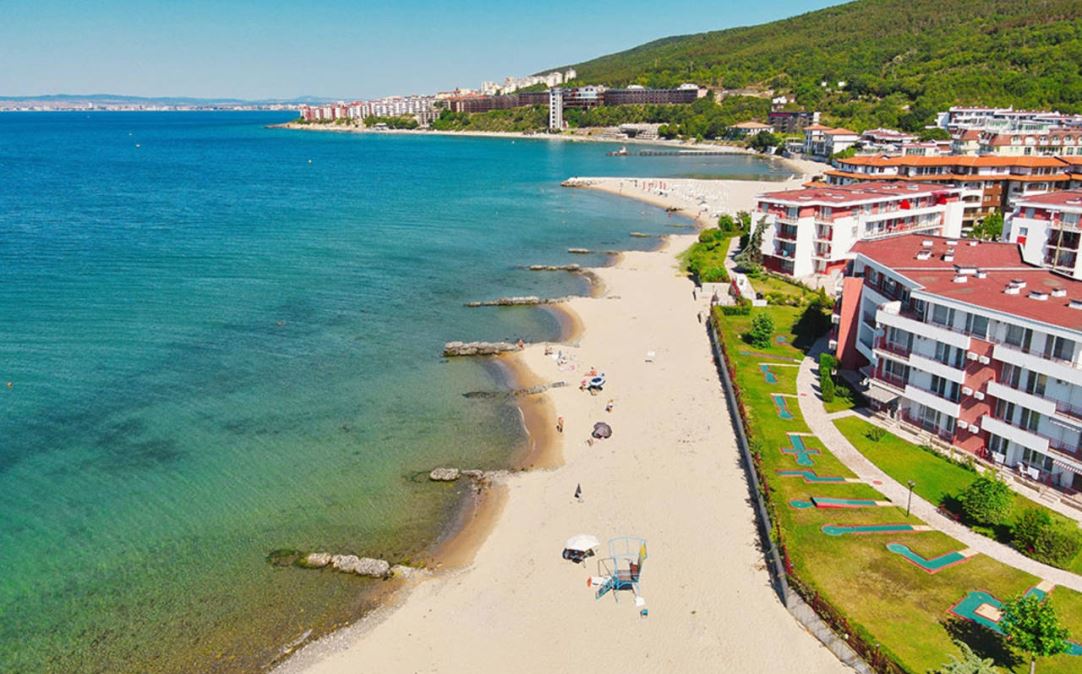 Two-bedroom apartment with sea view on the first line in Elenite – comfort, nature, and tranquility