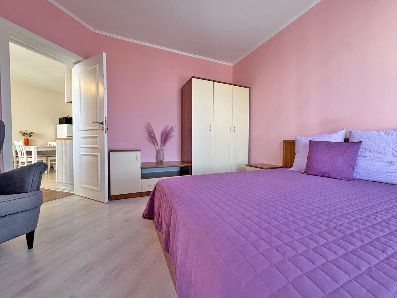 One-Bedroom Apartment with Pool View – Coziness, Greenery and Comfort in a Gated Complex