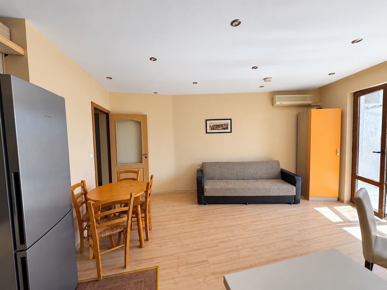 Elenite: spacious two-bedroom apartment on the first line with sea view