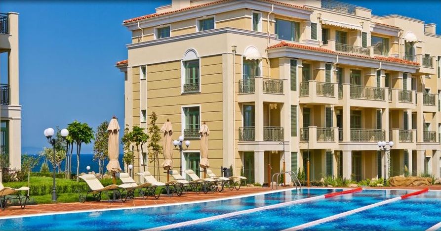 First-Line Apartment with Sea View – Fully Furnished Property in a Mediterranean-Style Complex