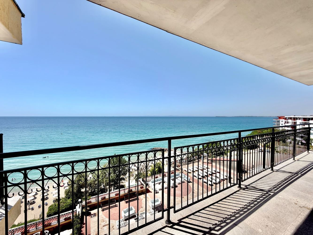 One-bedroom apartment with panoramic sea view on the first line in Sveti Vlas