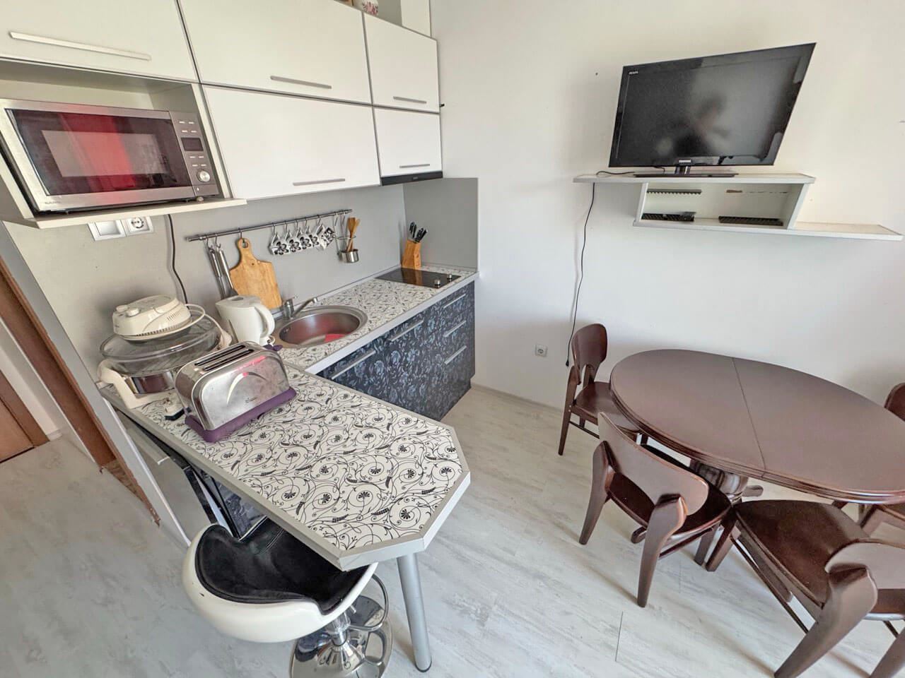 Three-room apartment in a complex with a well-organized environment and cozy atmosphere