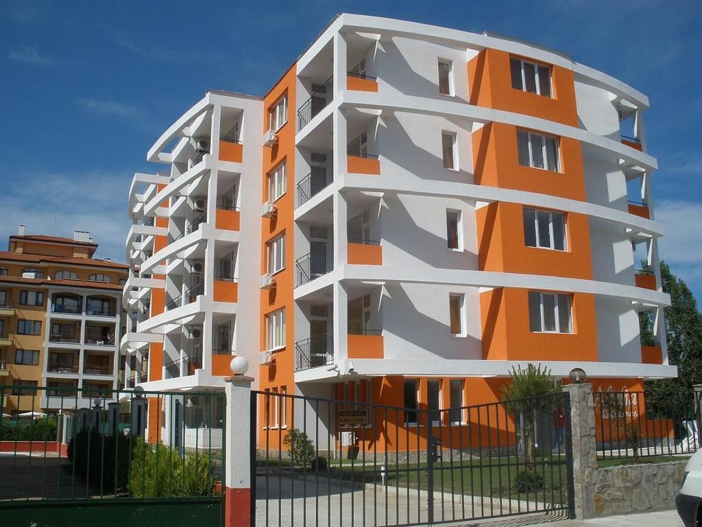 Studio in Sunny Beach – modern building, excellent location and full amenities for holiday and investment
