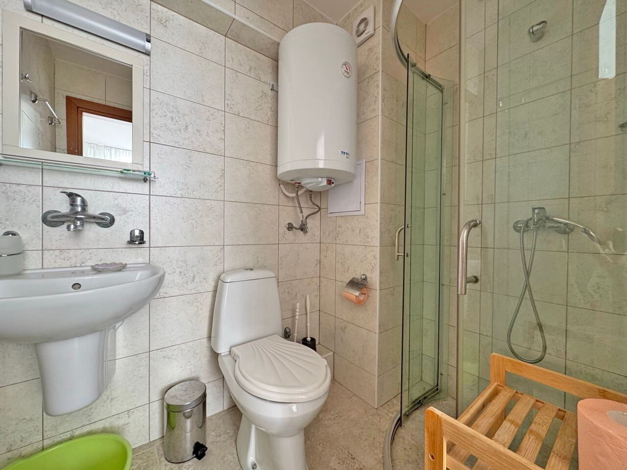 Cozy Two-Bedroom Apartment Within Walking Distance of the Beach