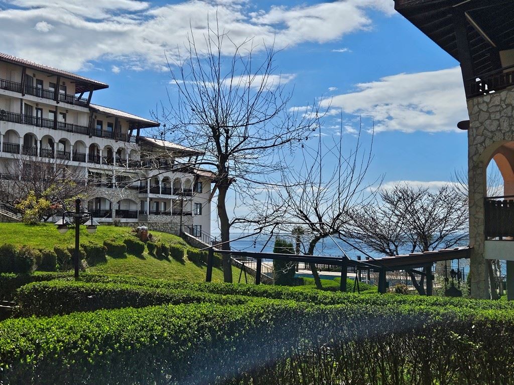 Luxury on the first line – stylish apartment with veranda, private garden, and sea view in Sveti Vlas