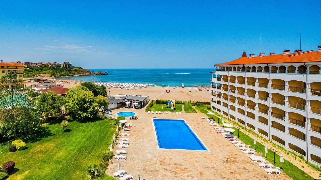 Spacious one-bedroom apartment on the first sea line in Tsarevo with full furnishing