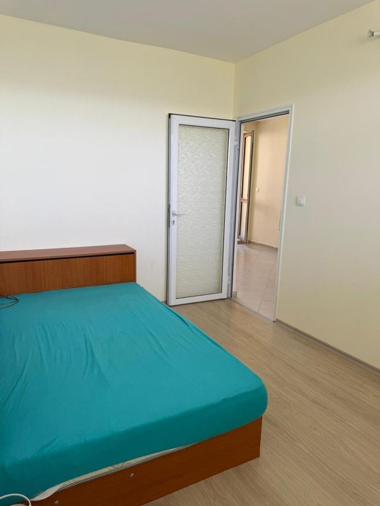 Spacious Two-Bedroom Apartment with Sea View, 500 m from the Beach in Chernomorets