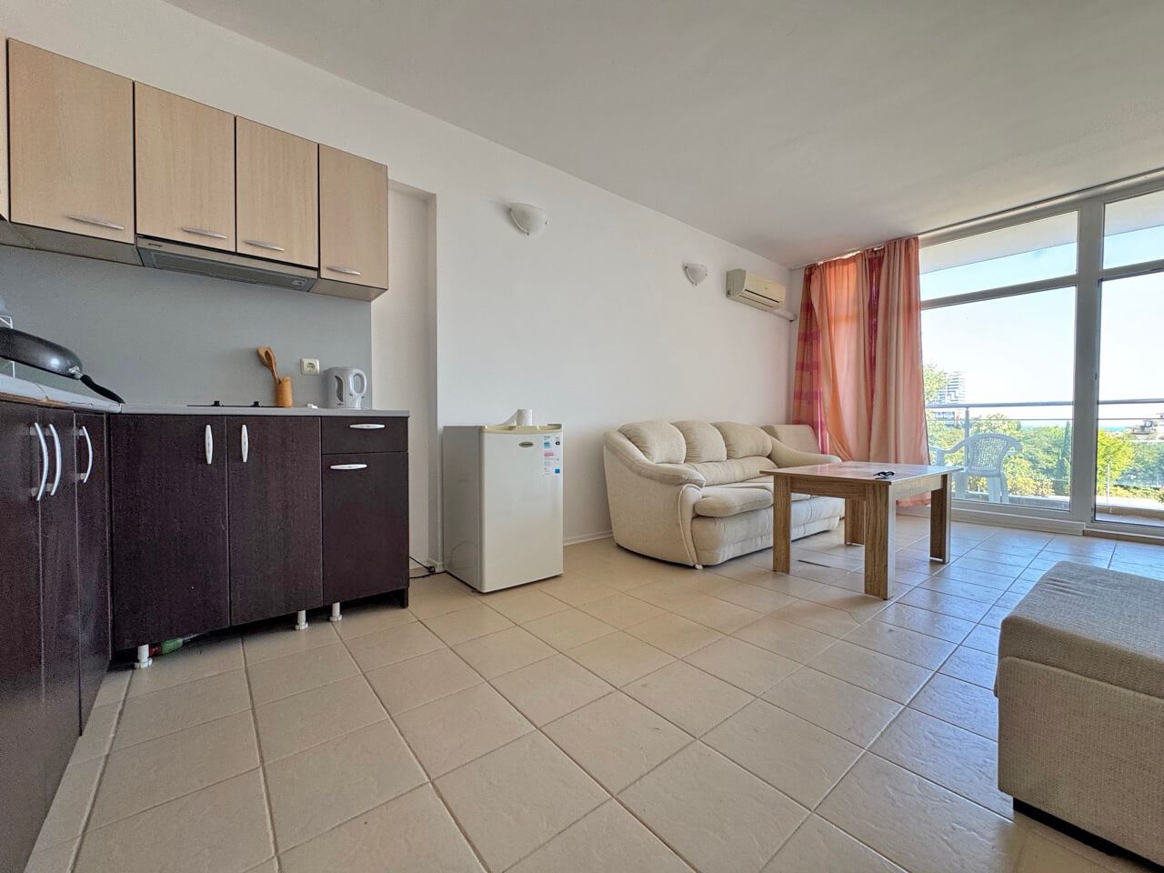 Sunny and spacious one-bedroom apartment with sea view in Sunny Beach