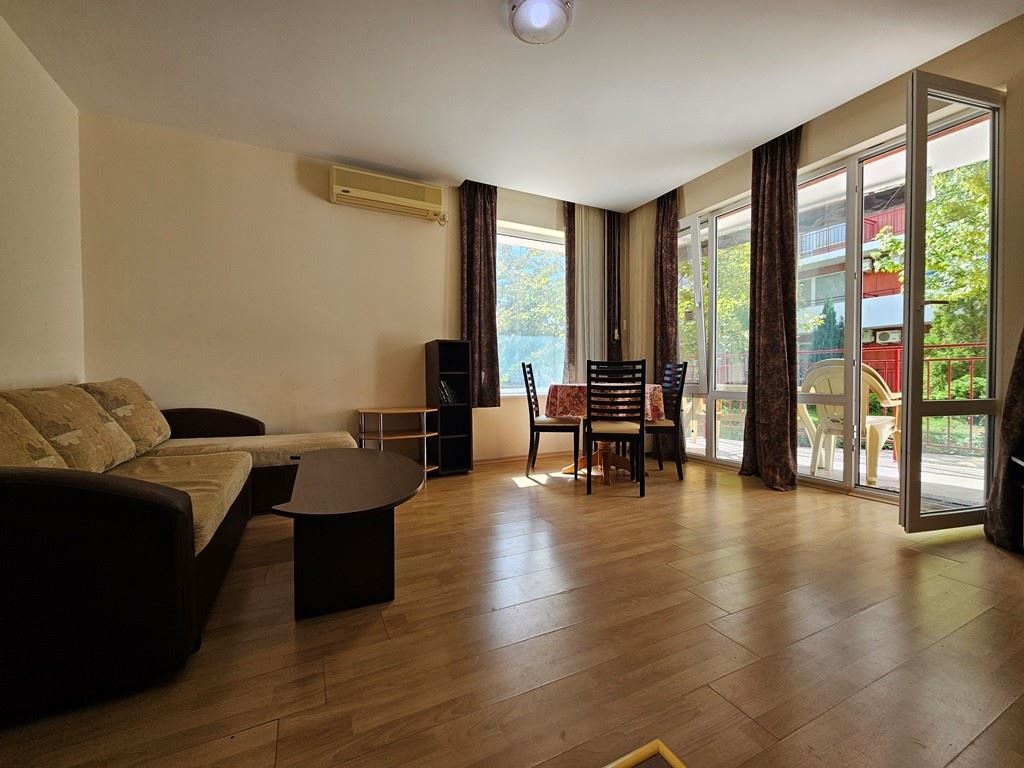 One-Bedroom Apartment on the First Line to the Sea in a Secure Complex in Elenite