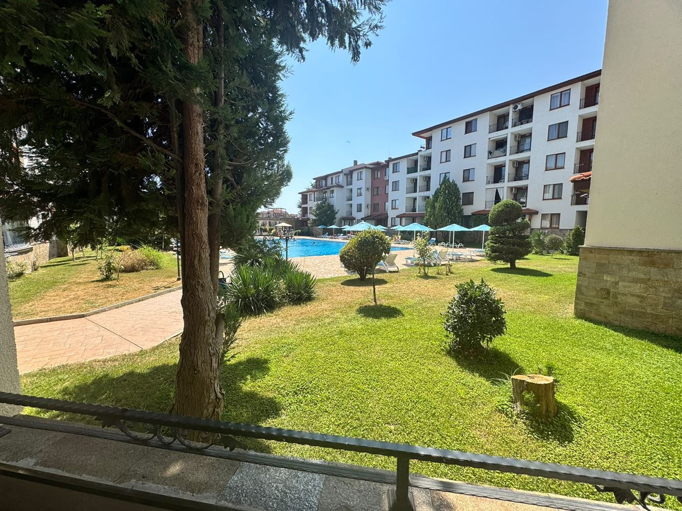 Spacious apartment with three bedrooms, its own atmosphere and excellent infrastructure in Nessebar