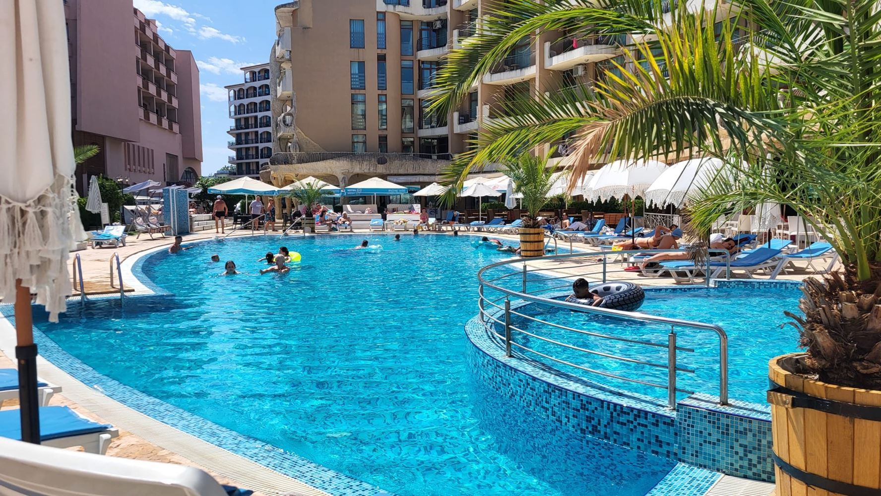 Spacious one-bedroom apartment with partial sea view – Sunny Beach, 100 m from the beach