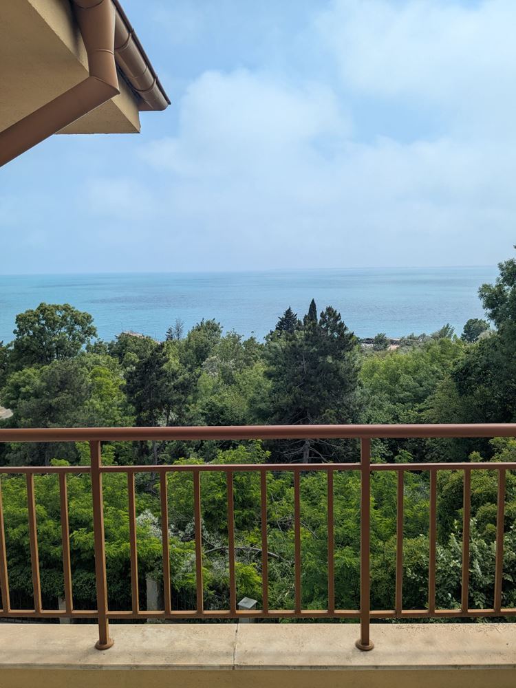 Spacious apartment with two bedrooms and frontal sea panorama in a residential complex in Ravda