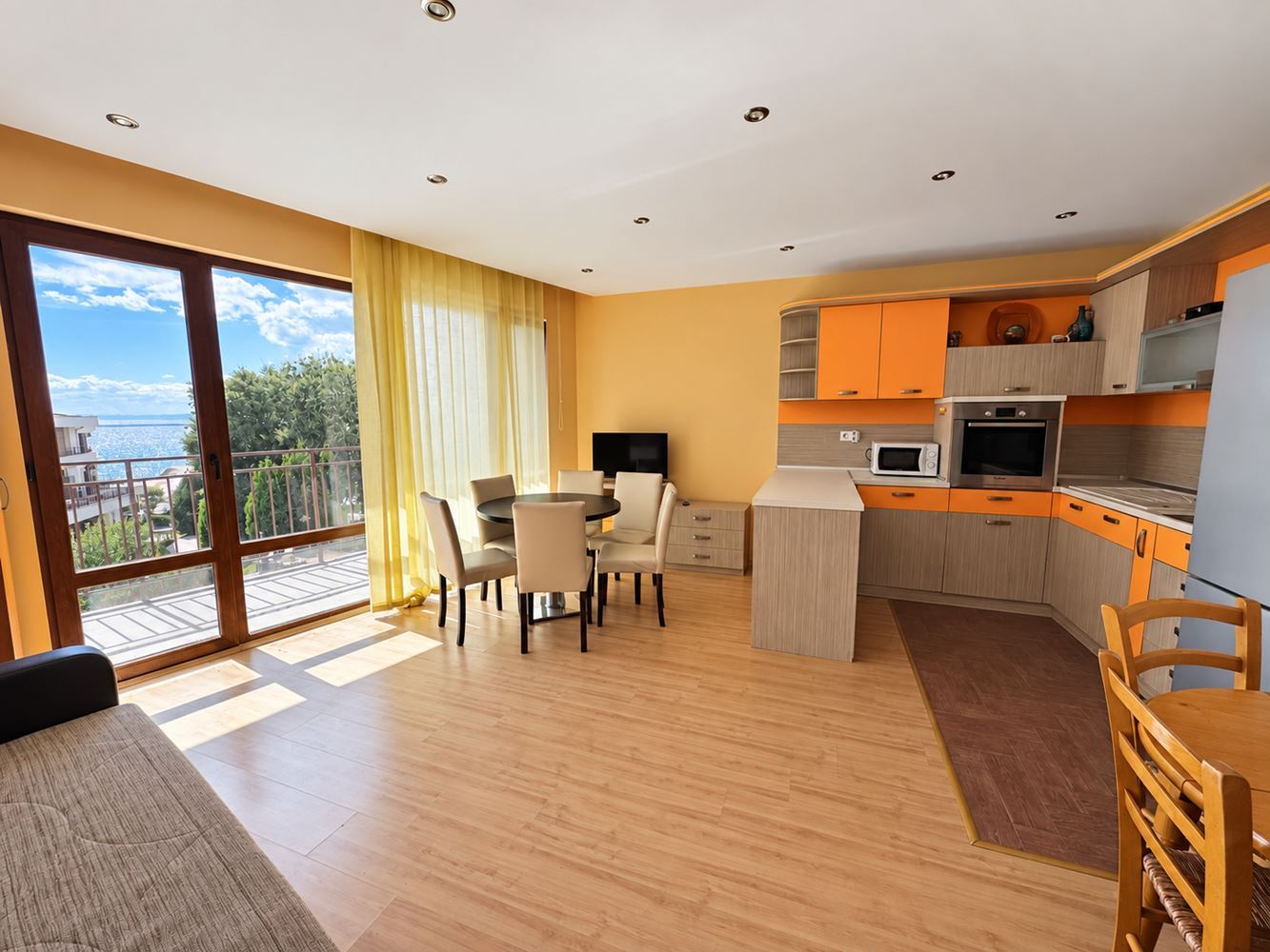 Elenite: spacious two-bedroom apartment on the first line with sea view