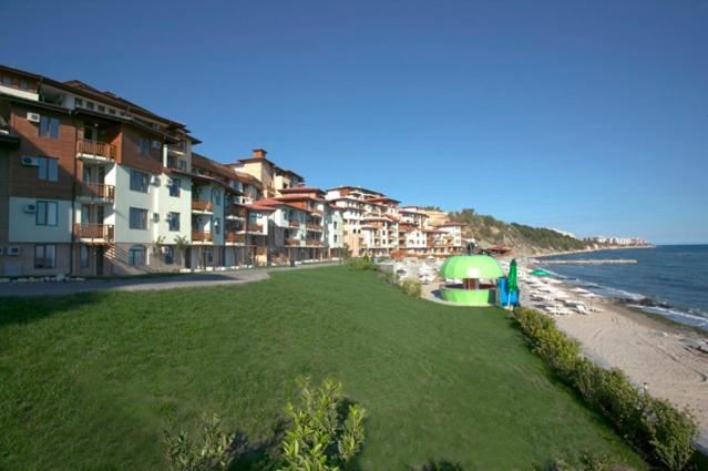 Elegant One-Bedroom Apartment on the First Sea Line in Sveti Vlas with Direct Access to Garden and Pool