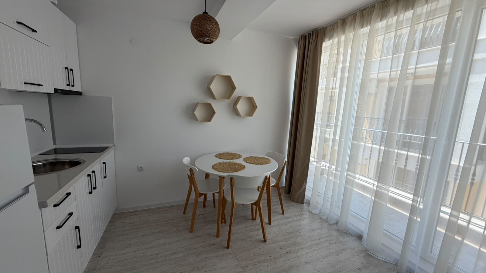Beautiful spacious studio with sea view only 100 m from the beach in Sveti Vlas