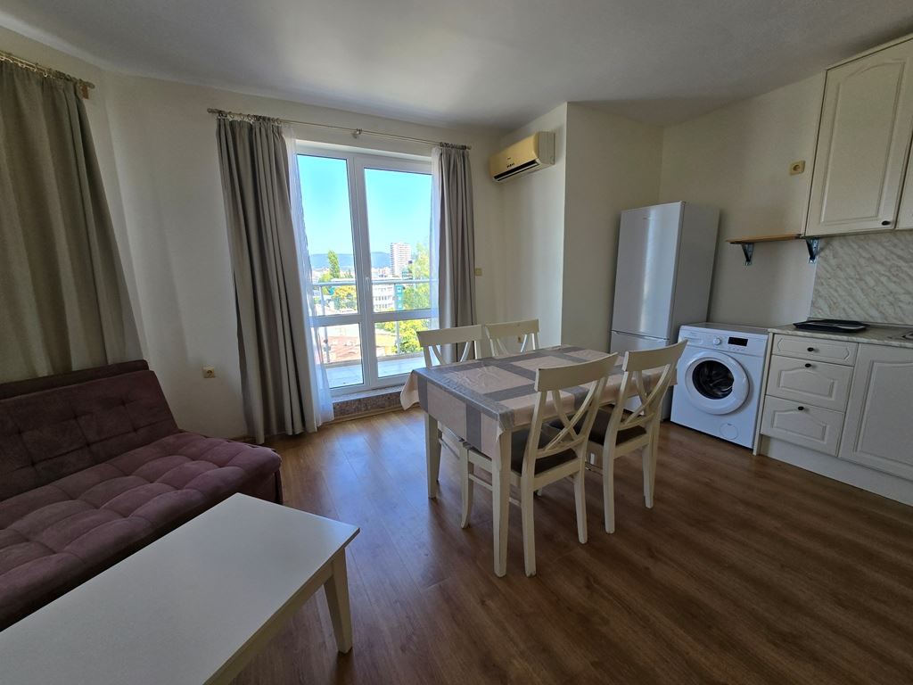 Spacious three room apartment with an excellent location and close proximity to the sea