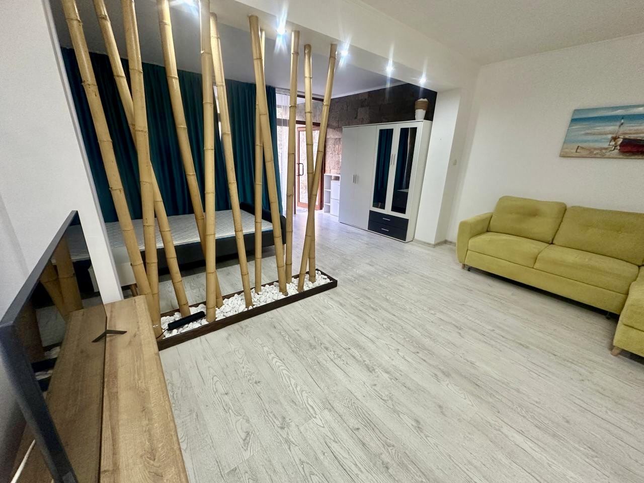 Spacious ground-floor studio with terrace and potential for a one-bedroom apartment – only 300 m from the sea